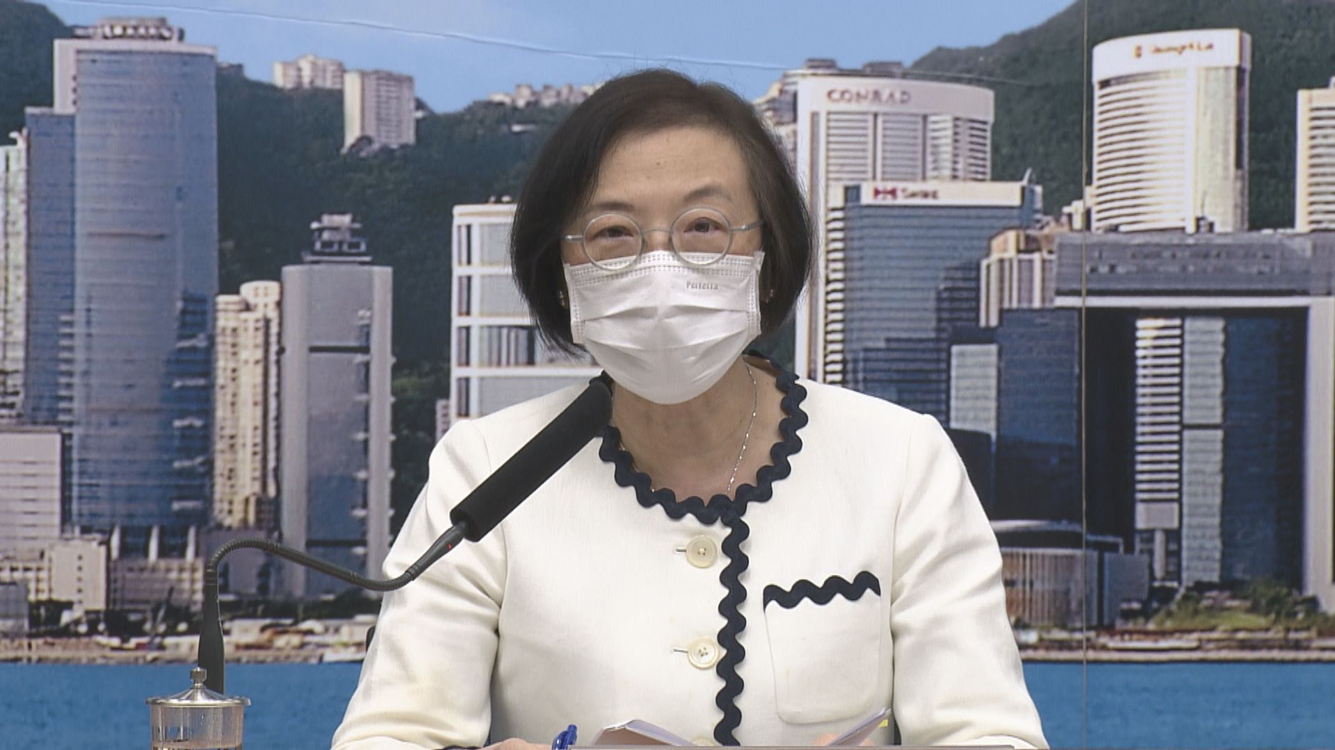 【最新】政府收緊防疫措施　周六起凌晨起食肆每枱不可多於8人