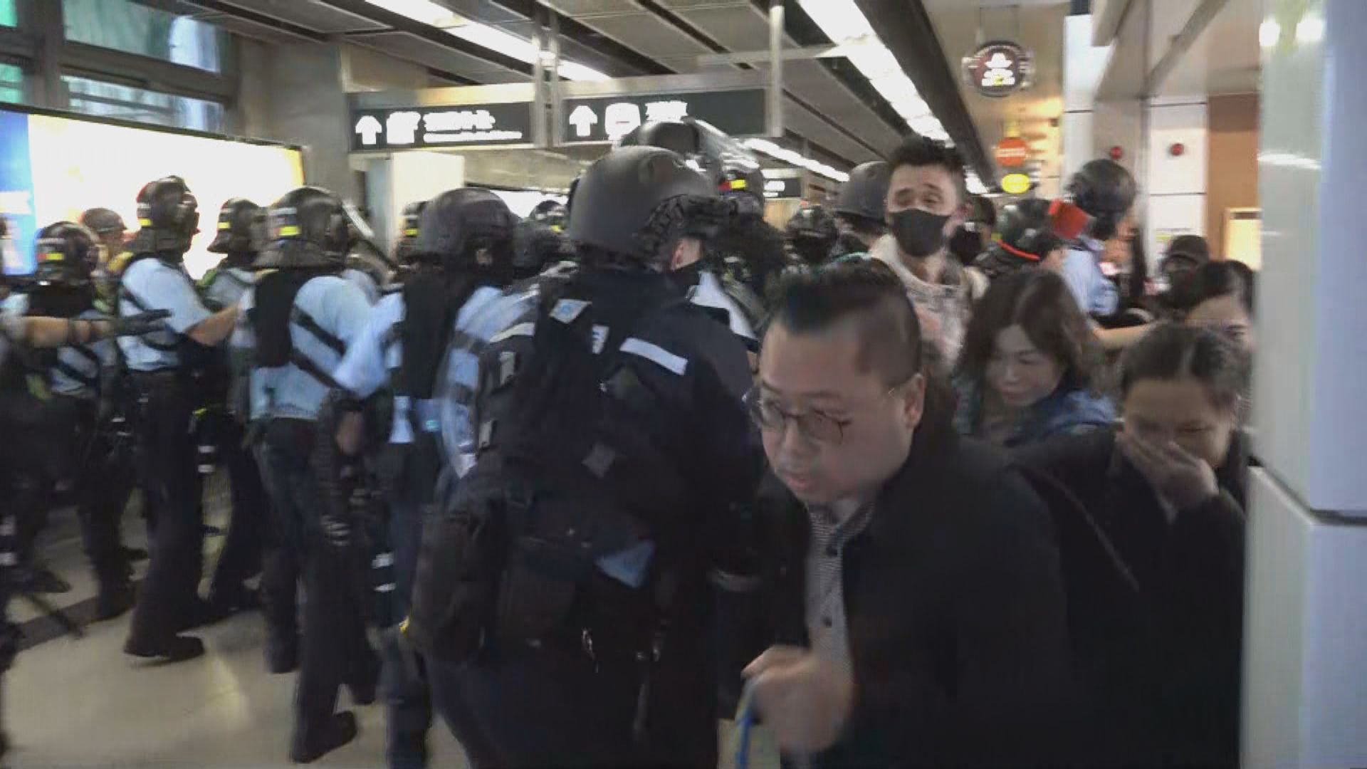 【現場報道·新城市廣場】警員制服多人　情況混亂市民走避