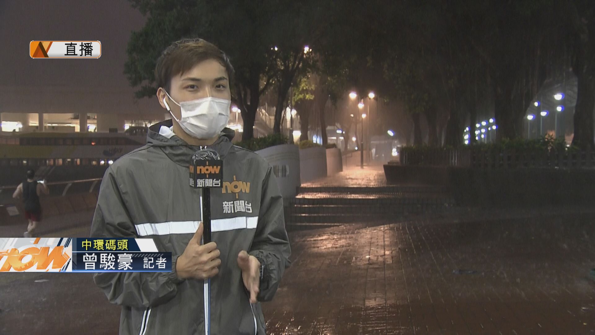 【現場報道·中環碼頭】八號信號生效　碼頭人流減少雨勢漸大