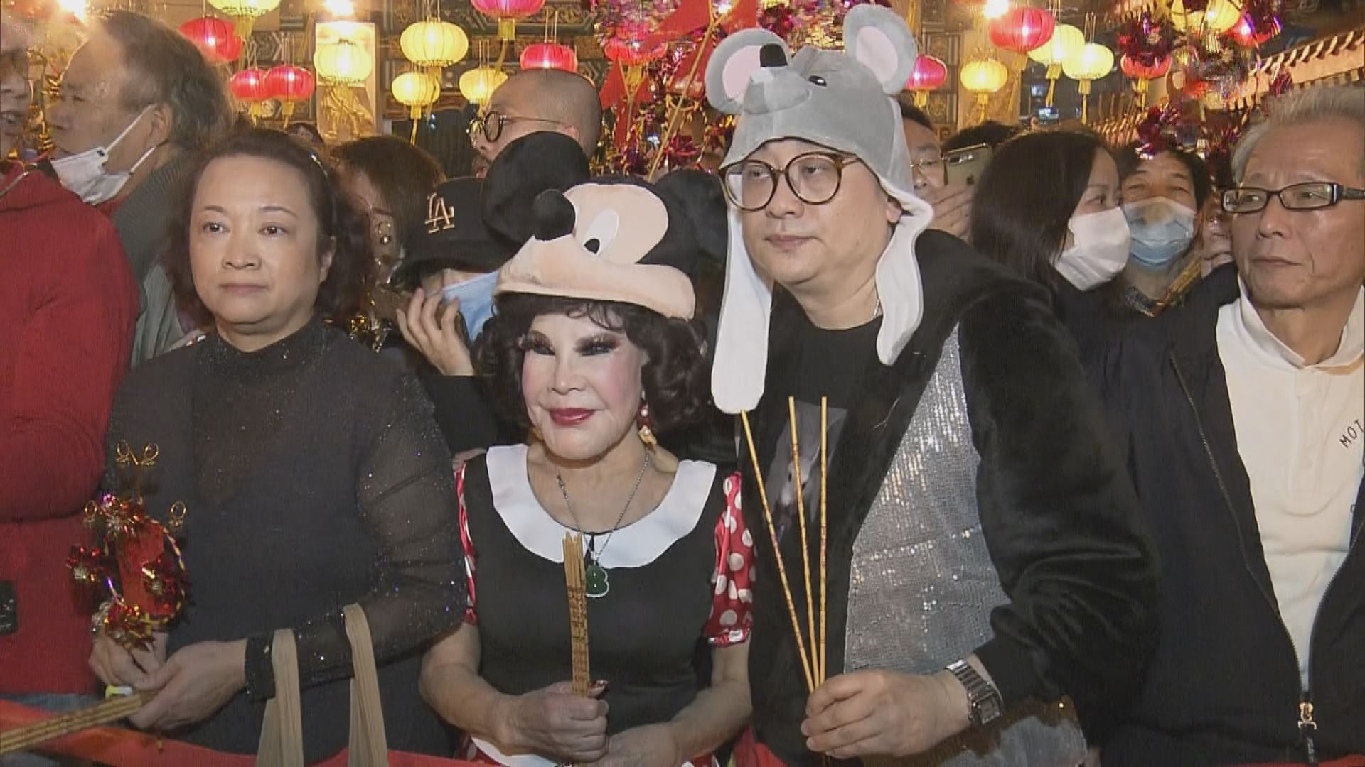 【頭炷香常客】黃夏蕙卡通人物裝扮現身黃大仙祠　向善信派百多個口罩
