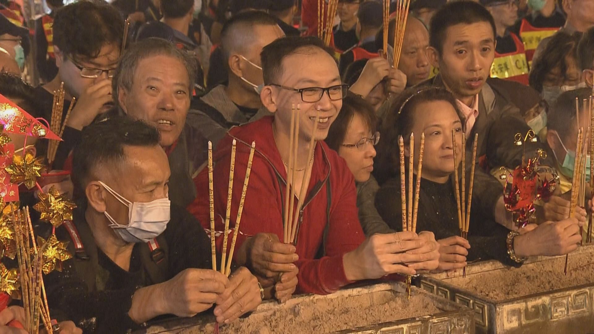 【現場報道‧黃大仙】大批善信等候上頭炷香