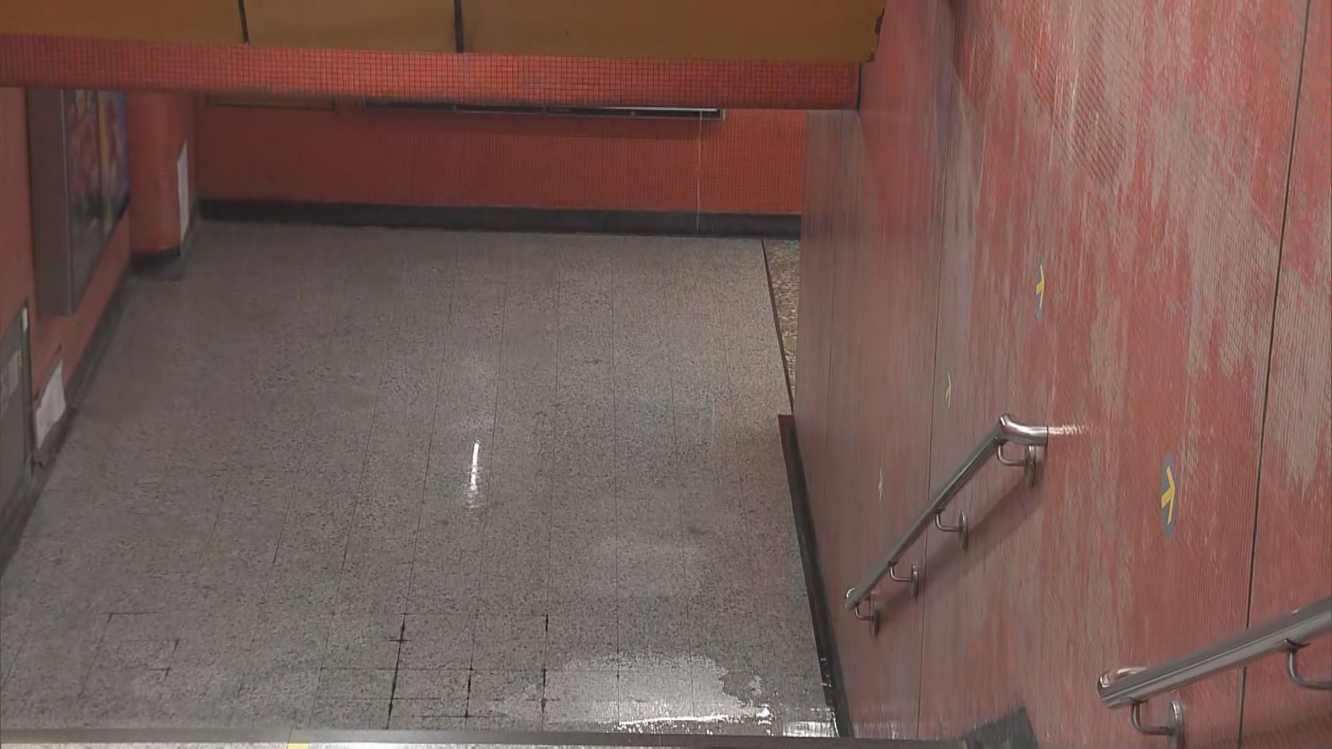 疑有工人鑿穿水渠流入北角港鐵站　B出入口封閉