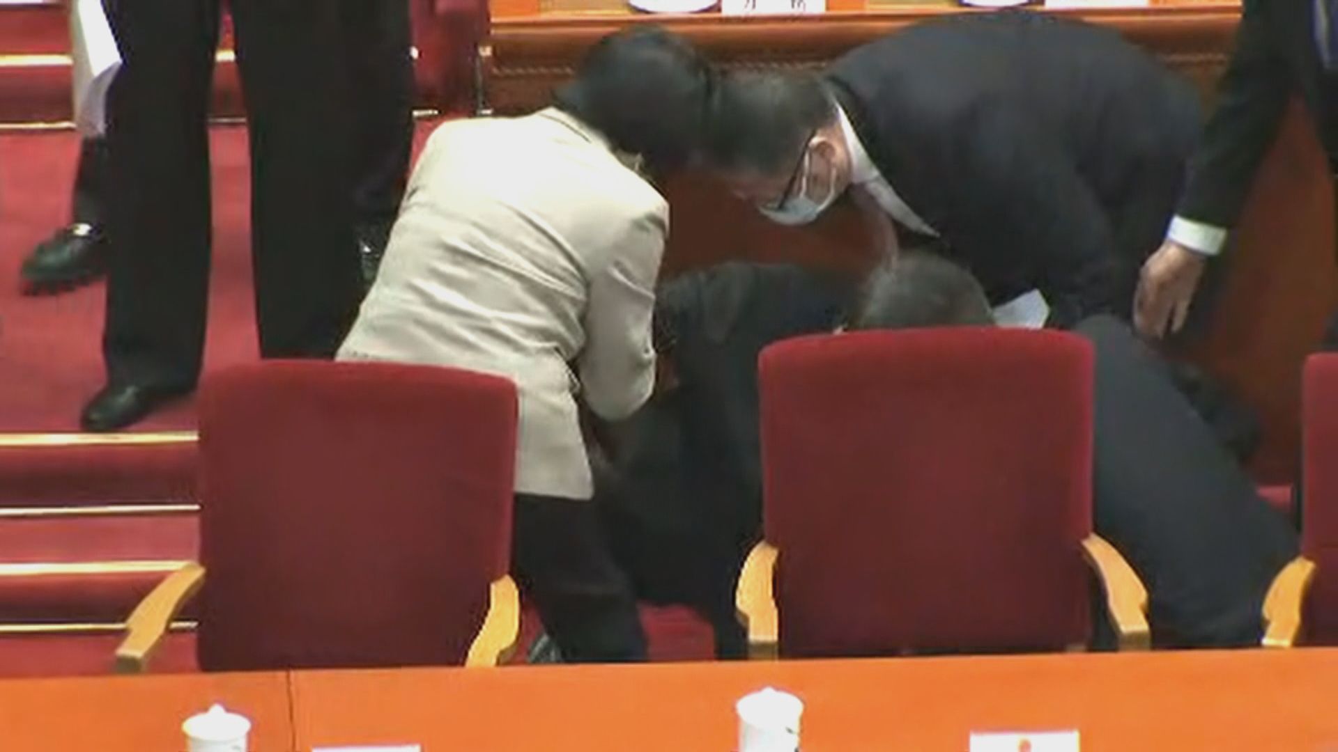 董建華出席全國人大會議開幕　離場時跌倒