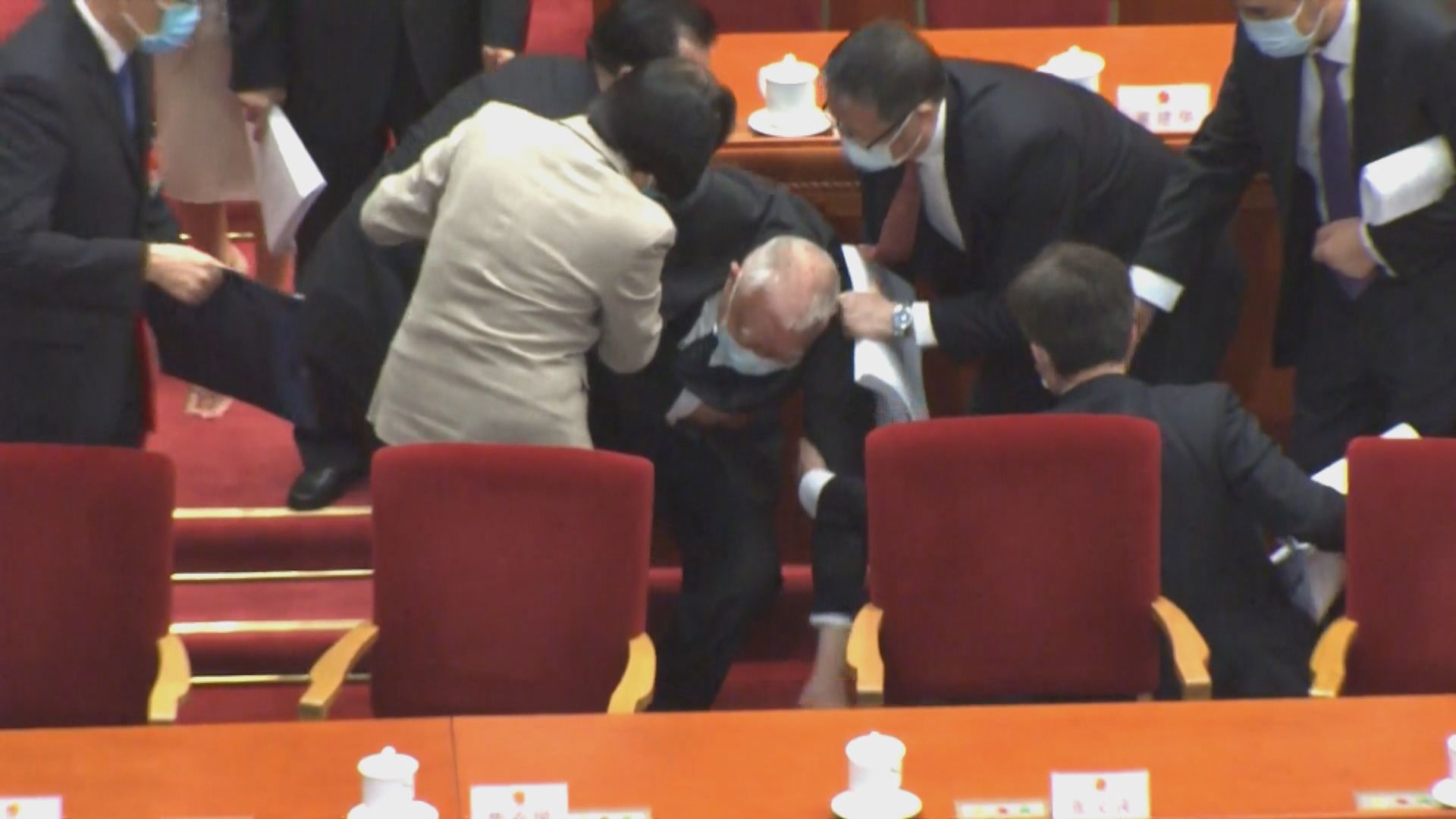 董建華全國人大會議開幕離場時跌倒　梁振英陪同離開