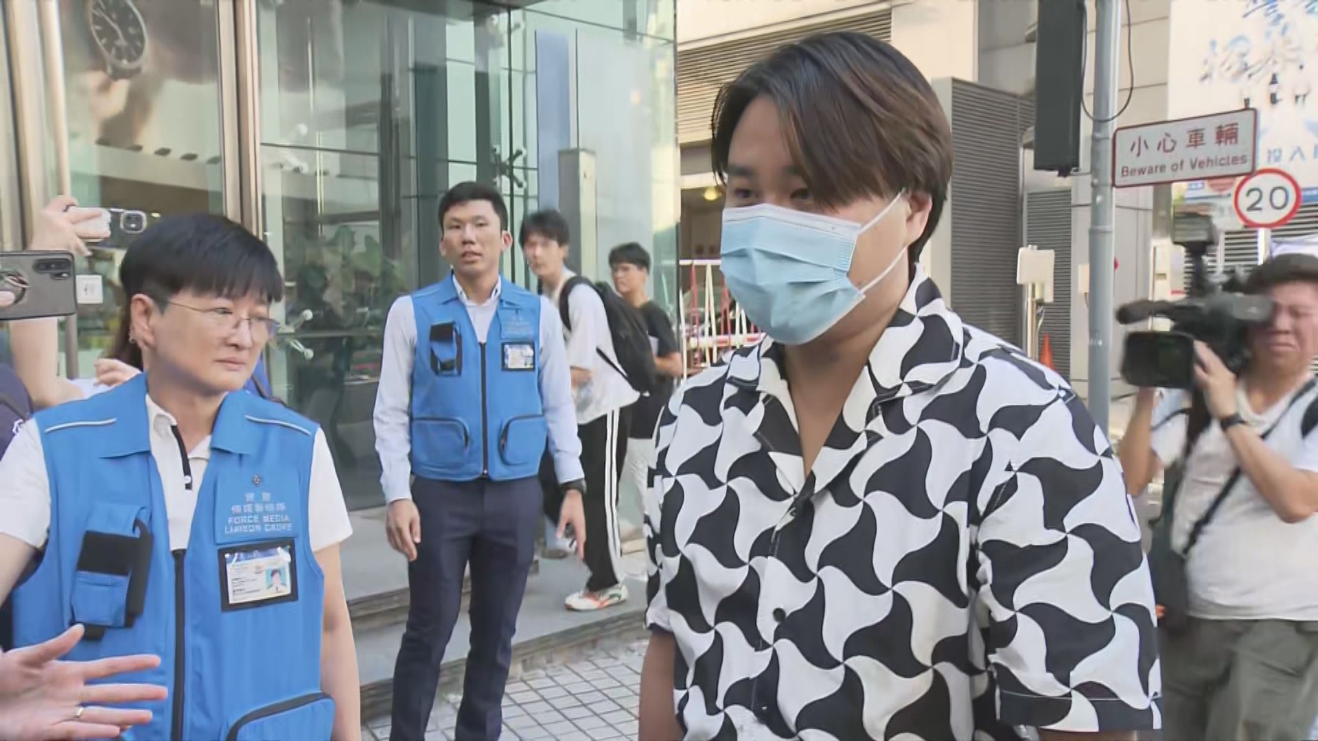 警方國安處帶走袁彌昌及容海恩協助調查