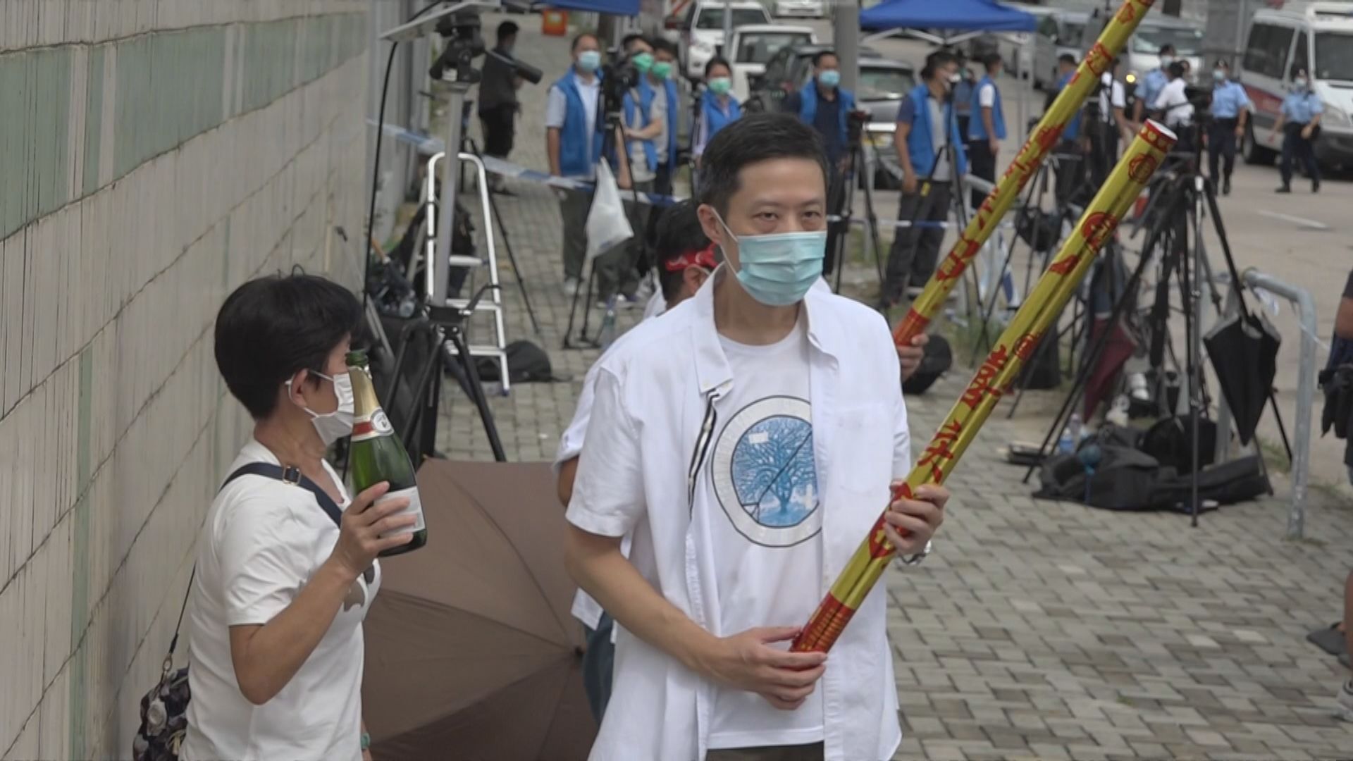 有市民到壹傳媒外聚集指是慶祝　涉違限聚令被警方票控