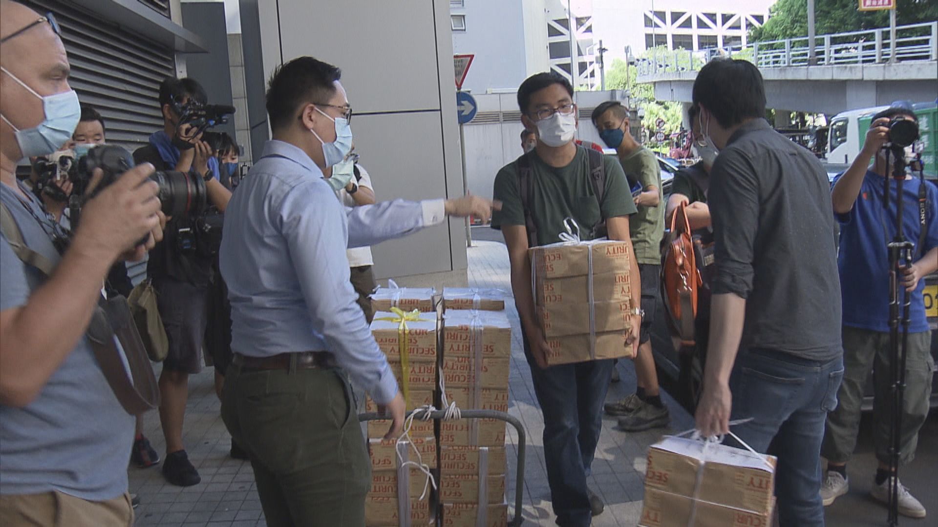 民主派初選案部分被告到警總領取檢控資料文件