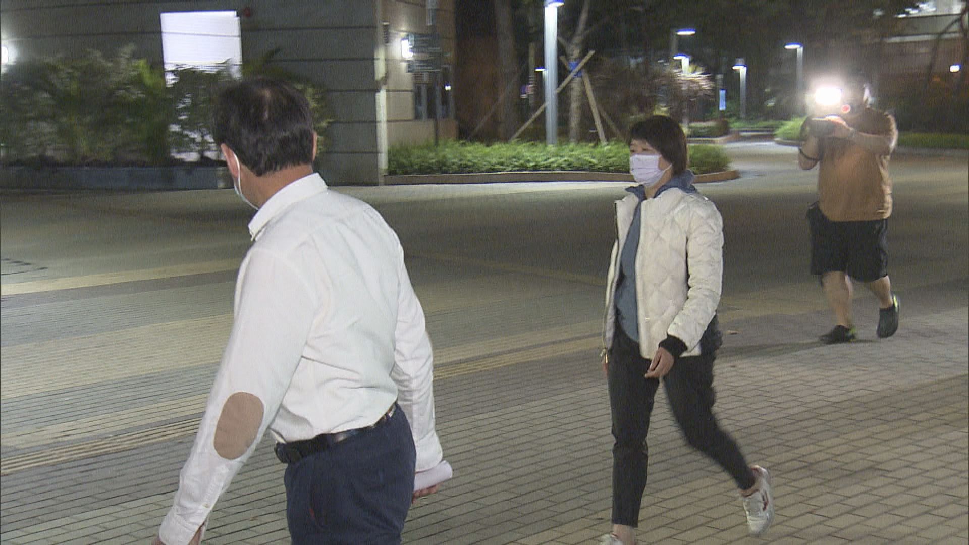 鄧燕梨在凌晨獲准保釋