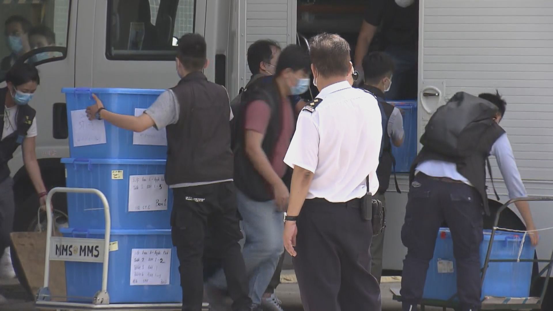 警方搜查壹傳媒大樓歷時逾五小時　帶走多箱證物