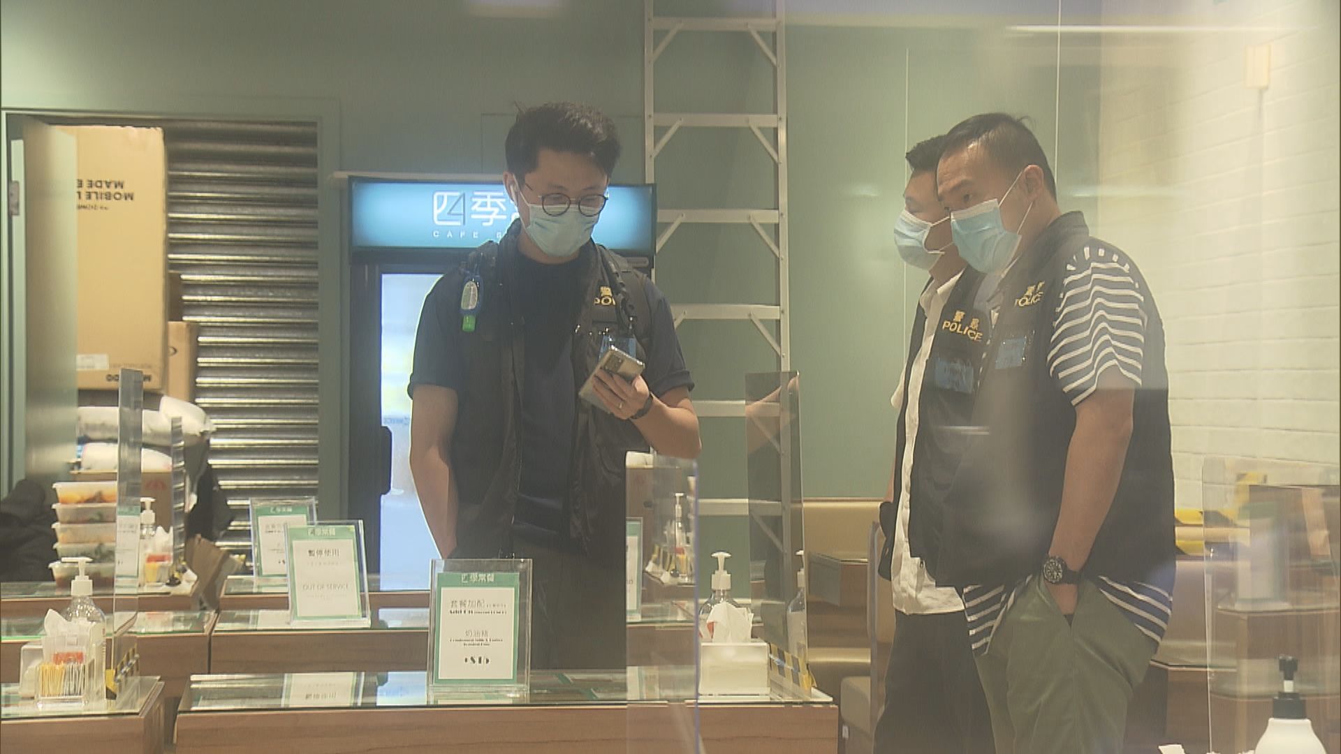 黎智英兩名兒子同被捕　警員到其開設餐廳搜查