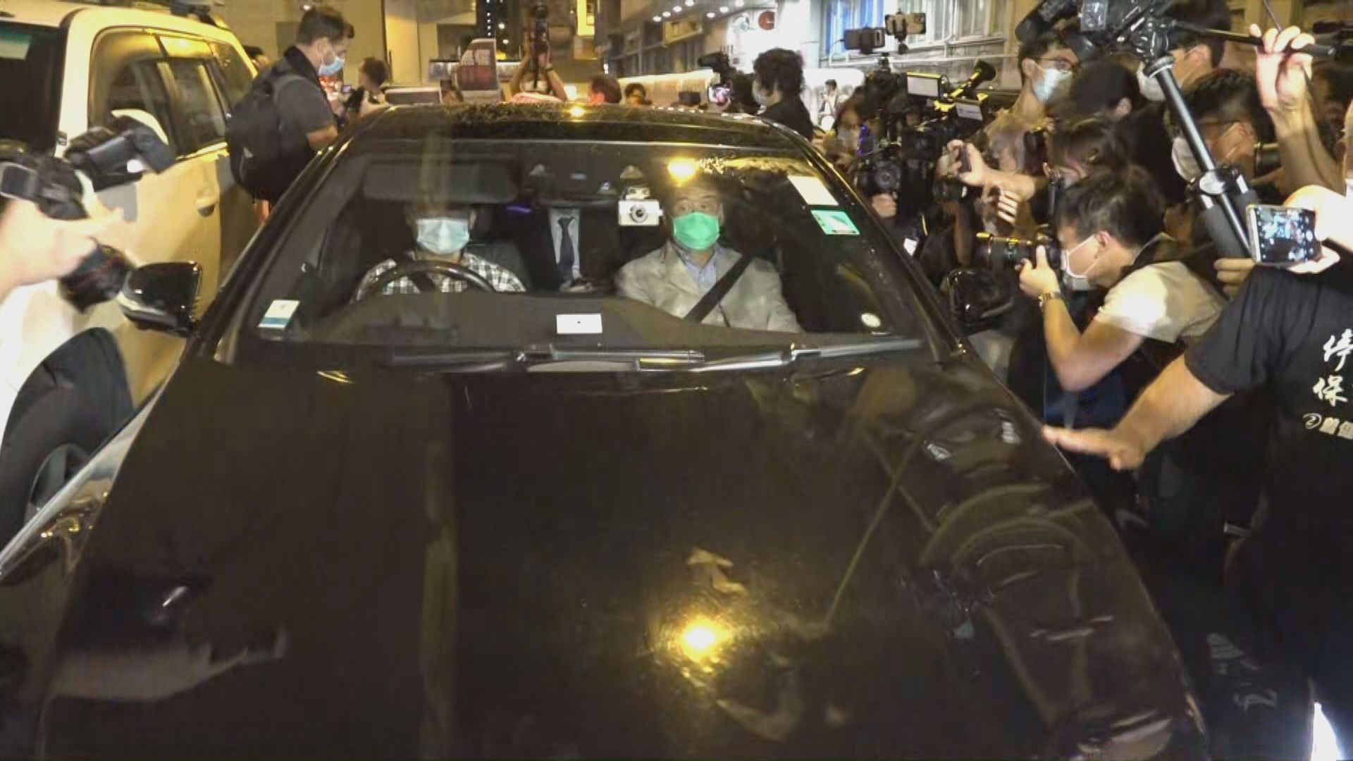 黎智英案多人保釋離開警署　有人舉蘋果日報聲援黎智英