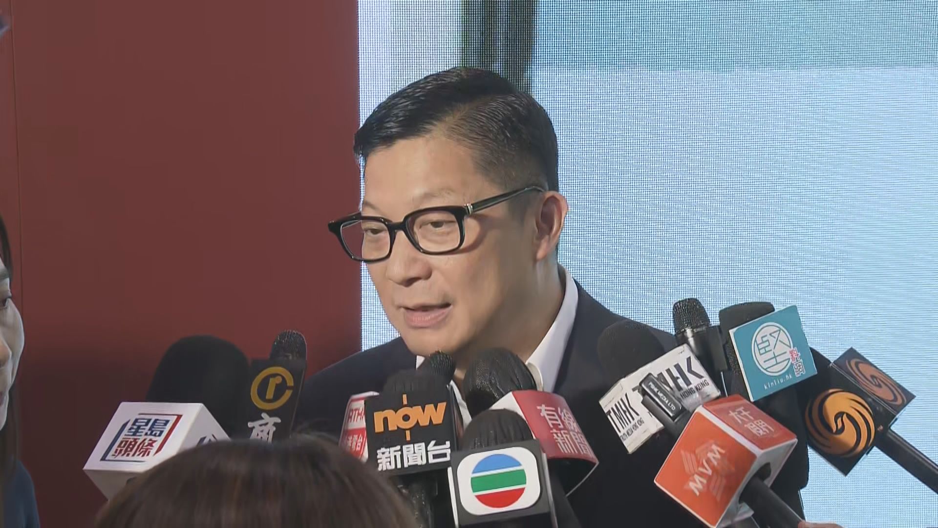 鄧炳強:按法例和調查需要決定是否找被通緝者家人助查