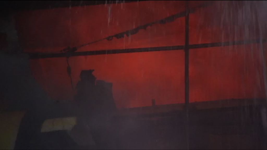 迷你倉四級火仍未救熄　高溫令灌救相當困難