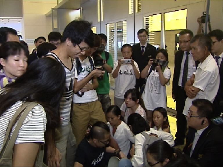 反東北示威者到恒基總部抗議