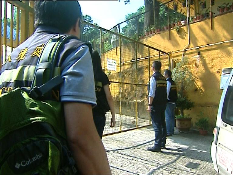 入境處人員到大埔定慧寺調查