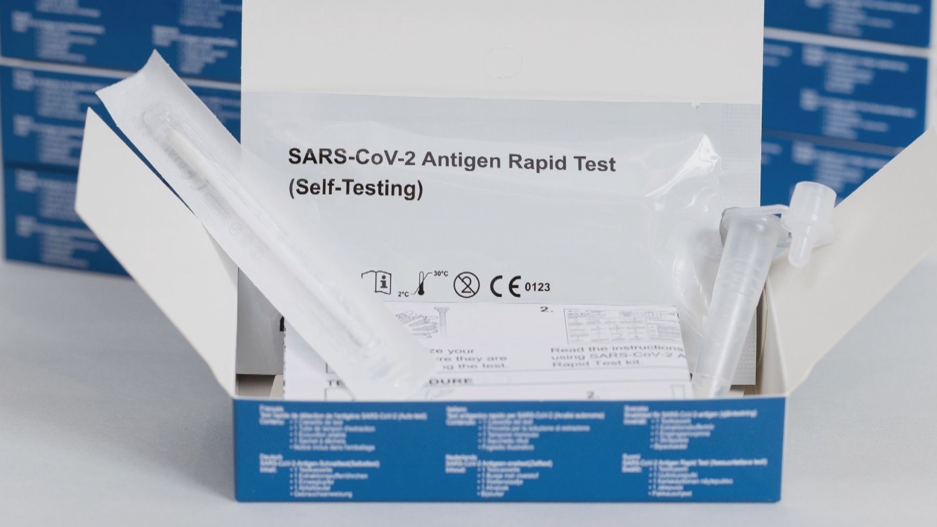 新世界發展捐贈20萬套快速抗原檢測包予基層人士