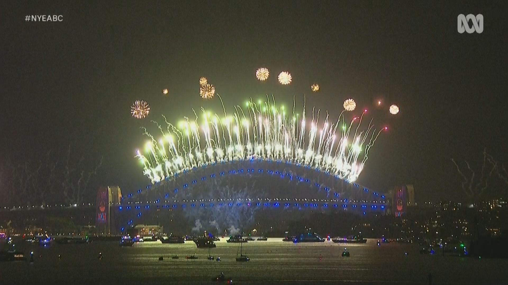 澳洲悉尼大橋煙花表演迎接元旦