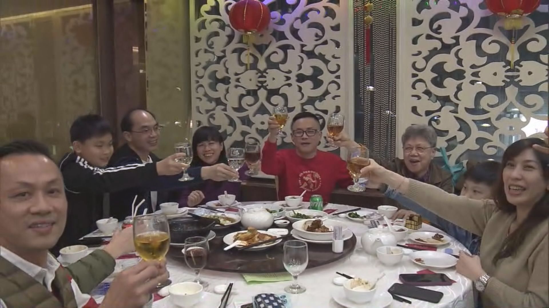 市民外出吃團年飯　稱三年以來終團聚