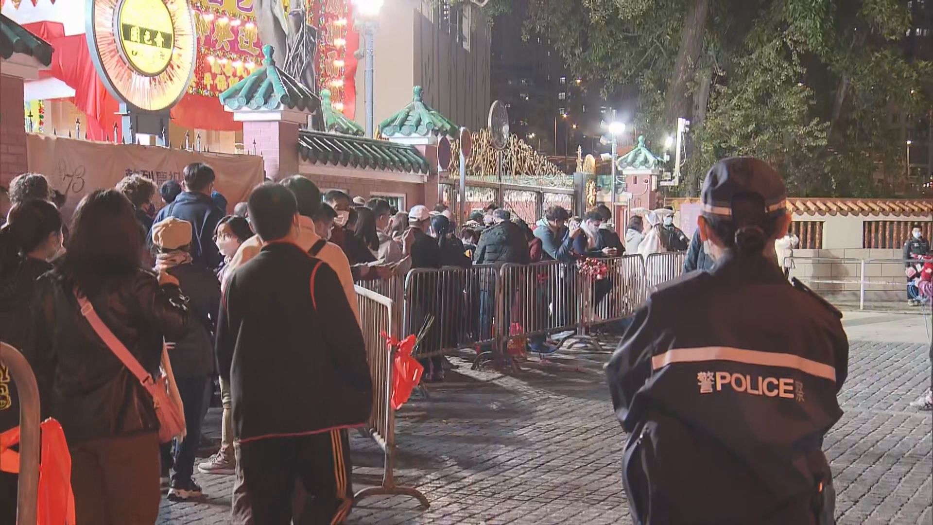 過百名善信黃大仙祠排隊等候上頭炷香