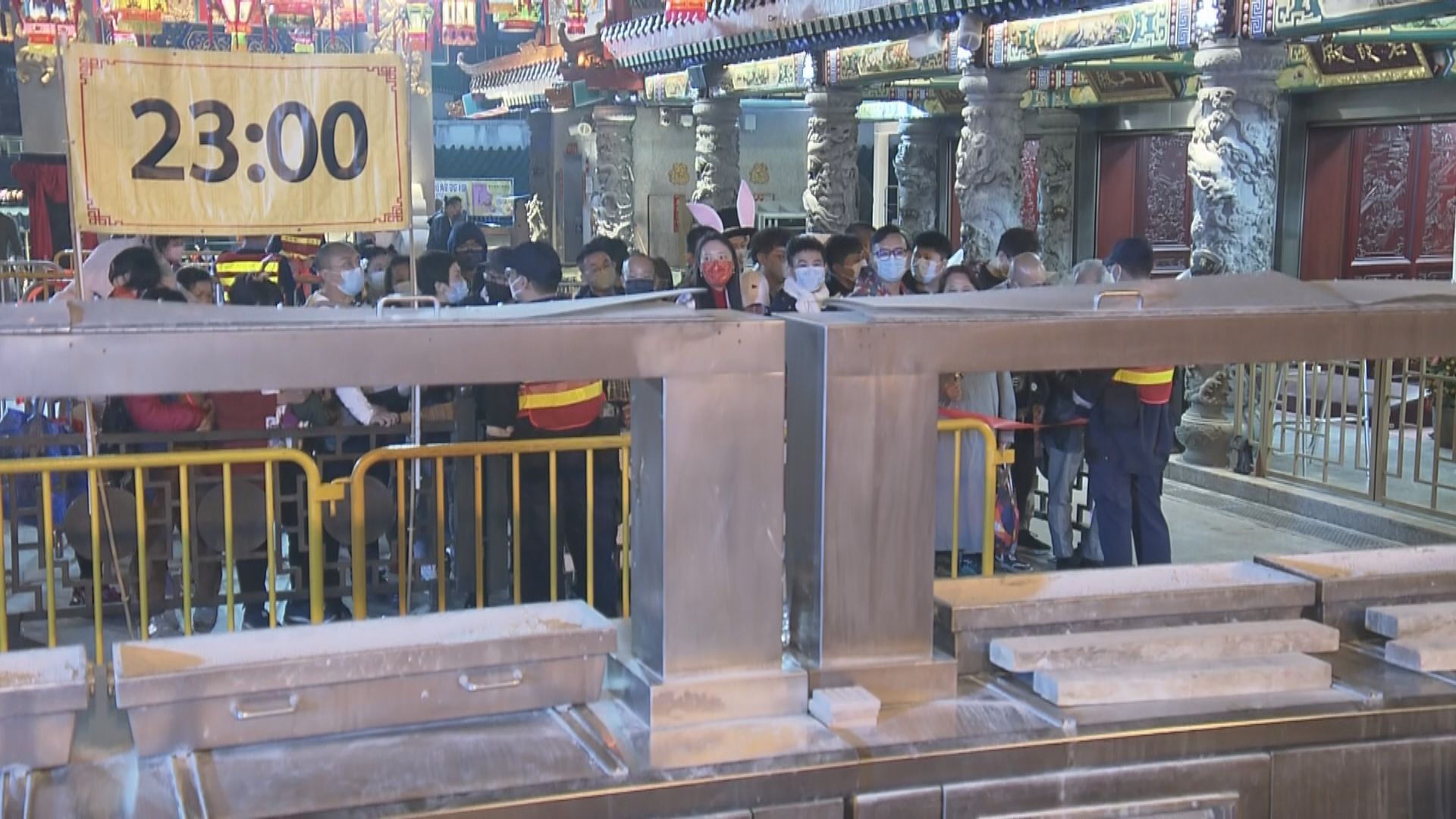 過百名善信黃大仙祠排隊等候上頭炷香