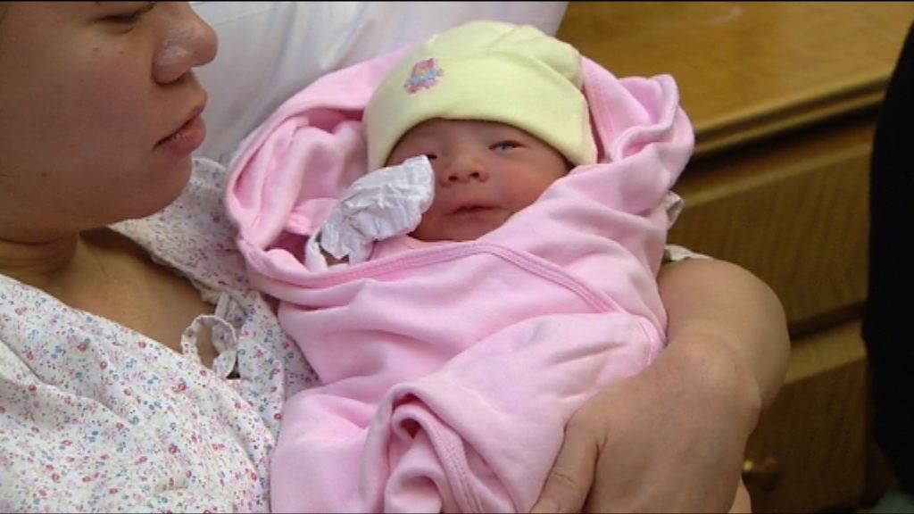 男嬰零時零分出生　父母冀他快樂成長