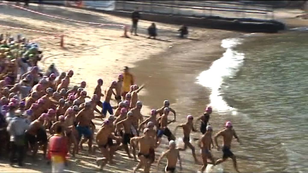 逾2000人元旦游冬泳