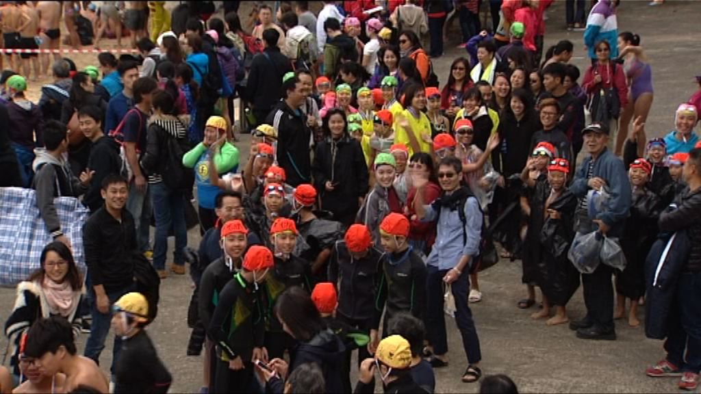 約2500人參加淺水灣元旦冬泳