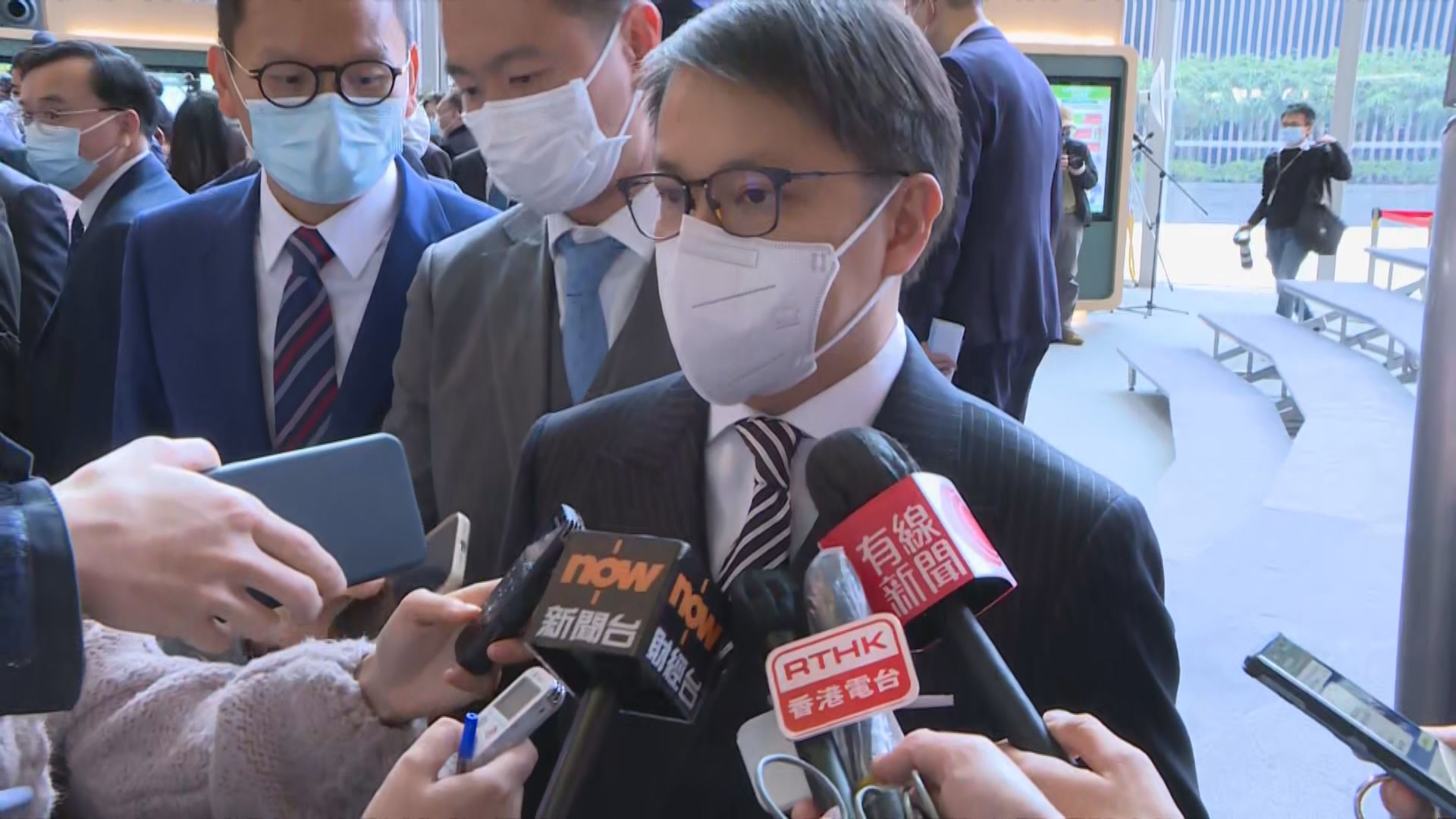 陳克勤：宣讀誓詞時真誠莊重　舉手非法例要求