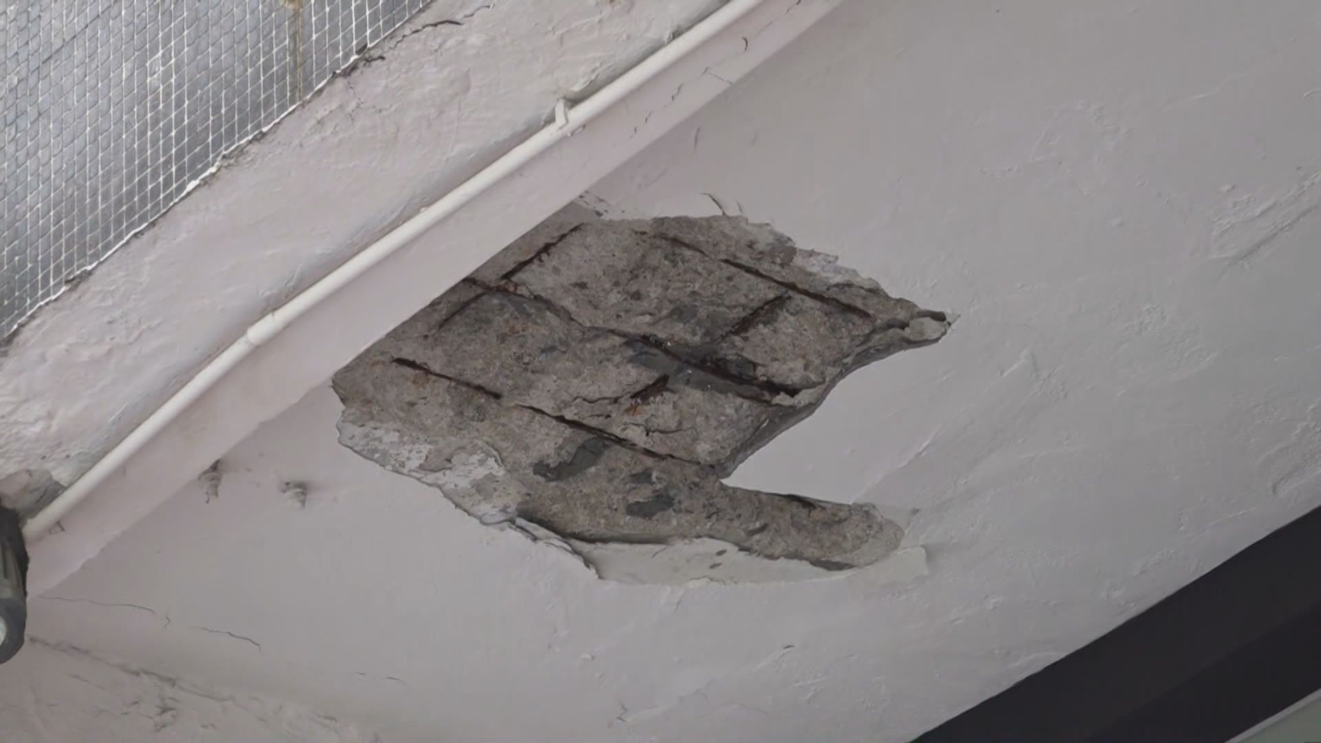 深水埗石屎剝落擊傷女途人　警拘一人