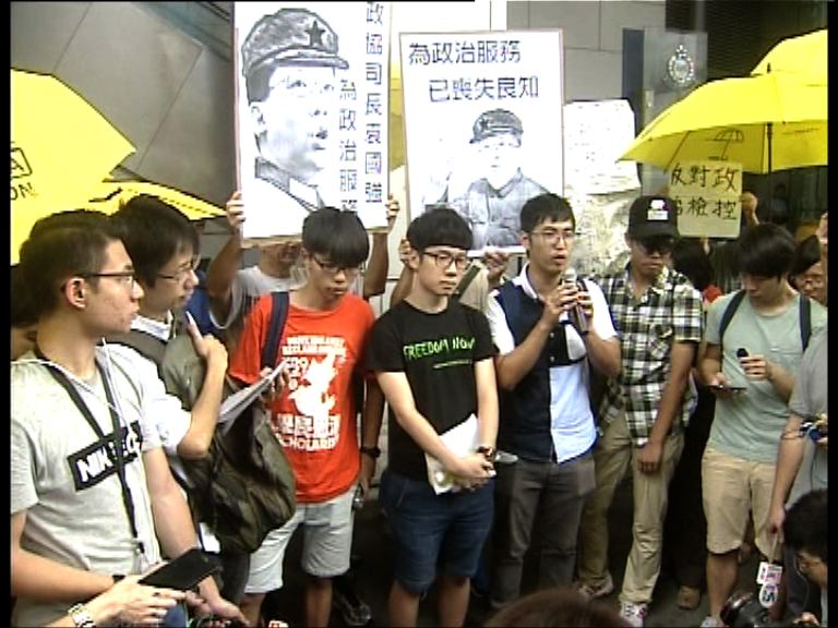 去年衝公民廣場雙學三人被起訴