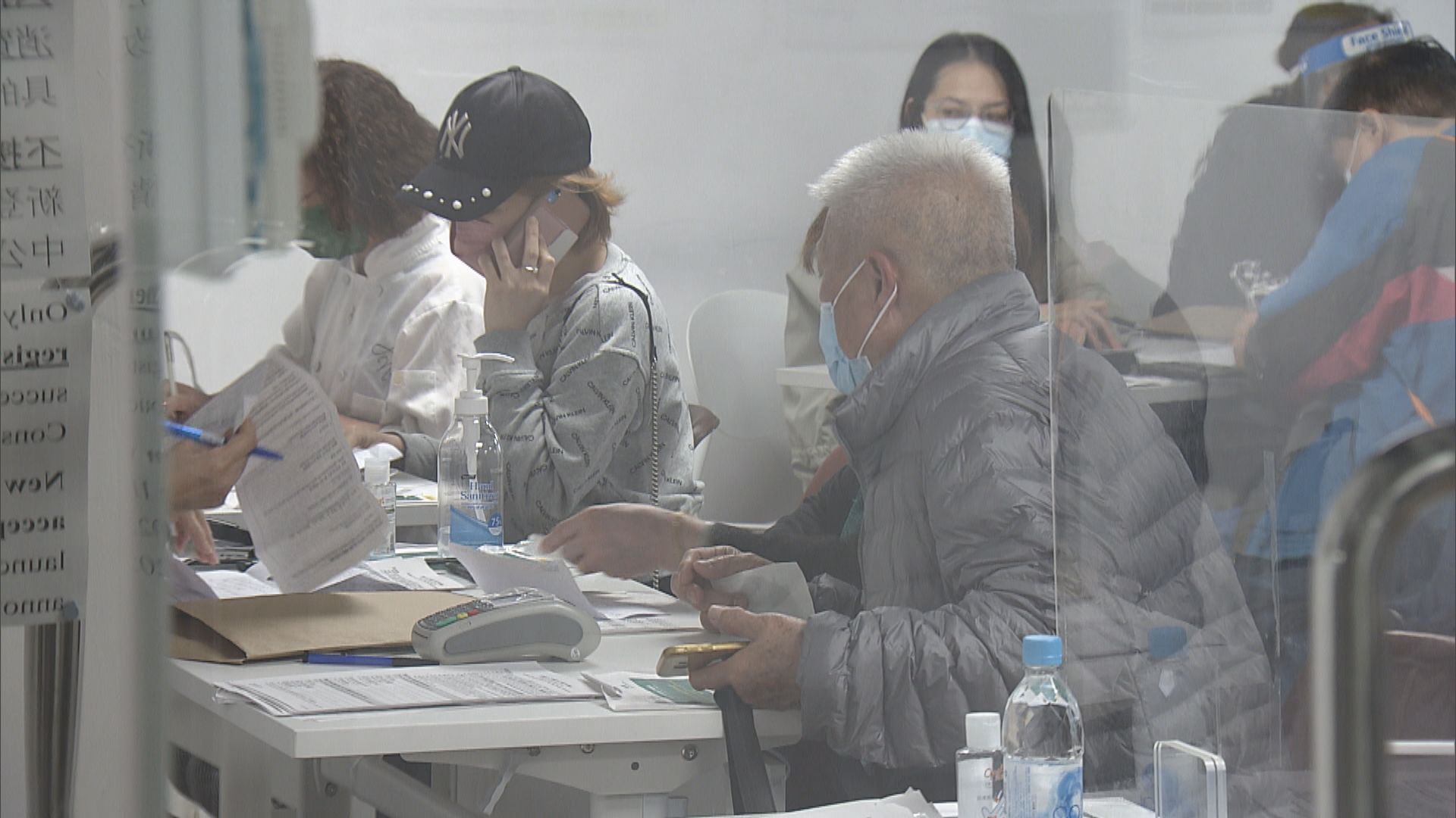 消費券最遲今改八達通領取　市民趕到中心辦手續