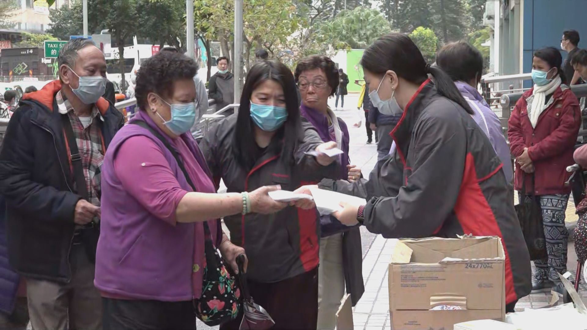 連鎖便利店向長者免費派發十萬口罩