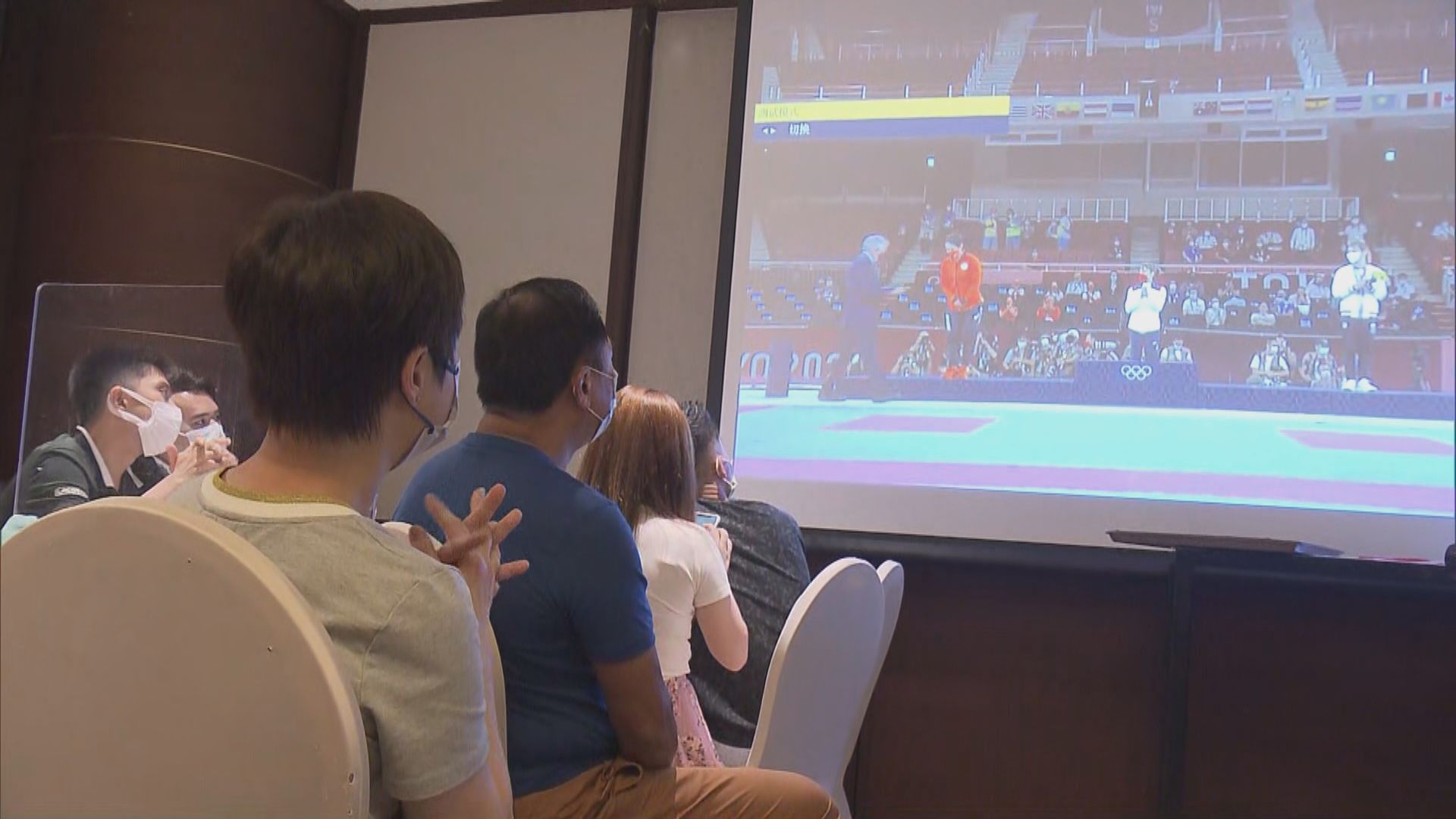 劉慕裳母親與親友酒店看直播　讚女兒實至名歸