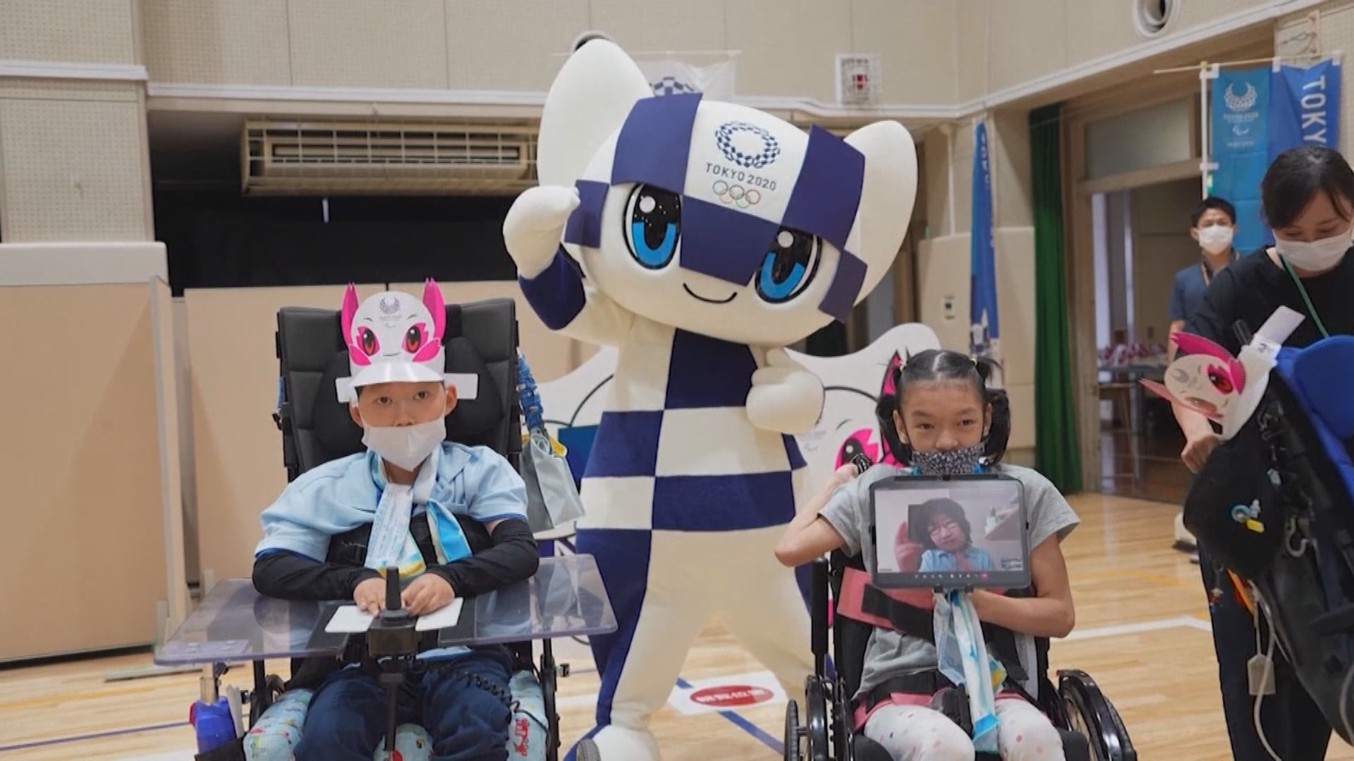 東奧吉祥物機械人助行動不便小朋友感受場館氣氛