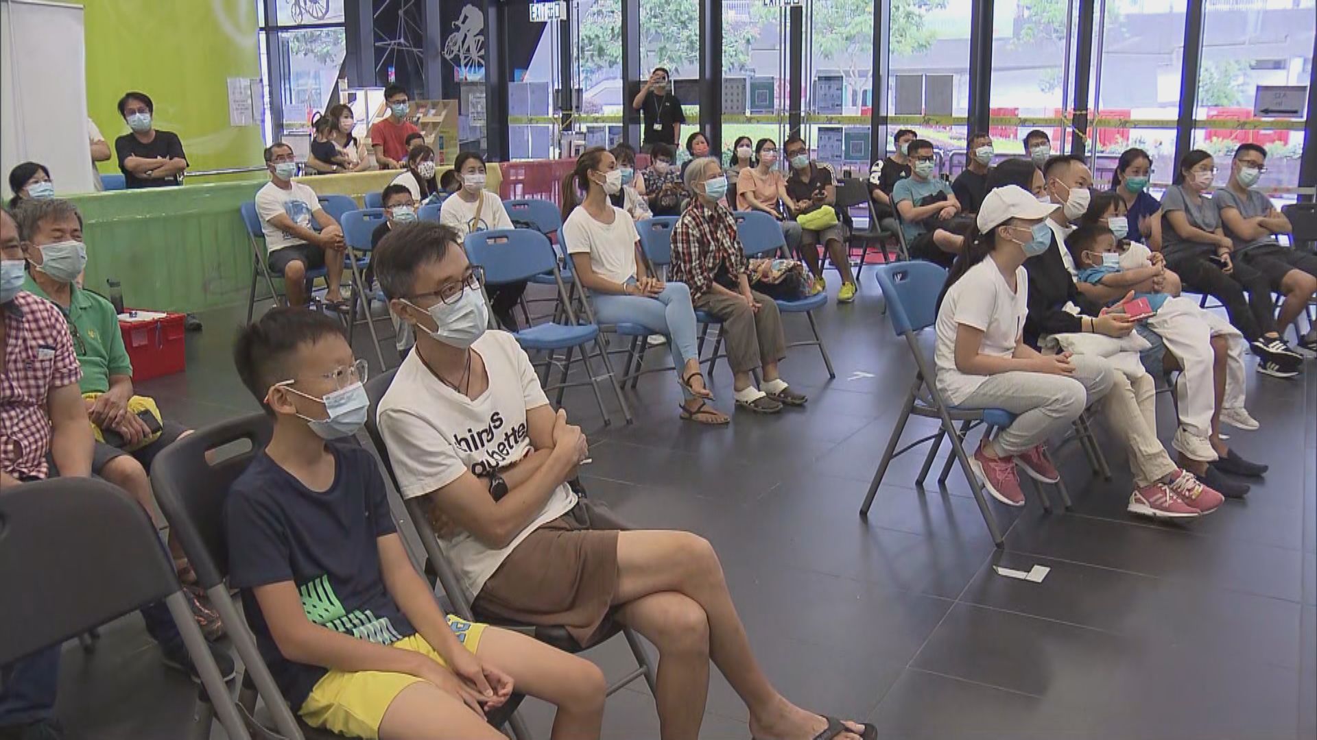 市民香港單車館看直播　為李慧詩晉級四強歡呼