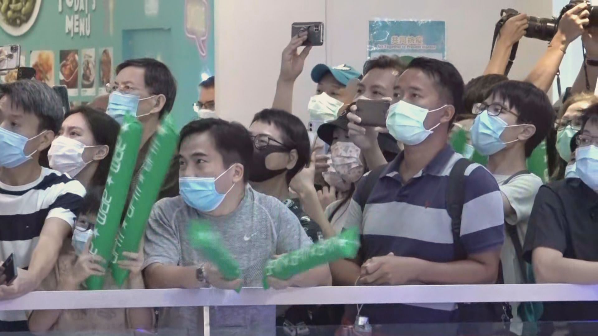 多區有市民聚集觀賞港隊出賽