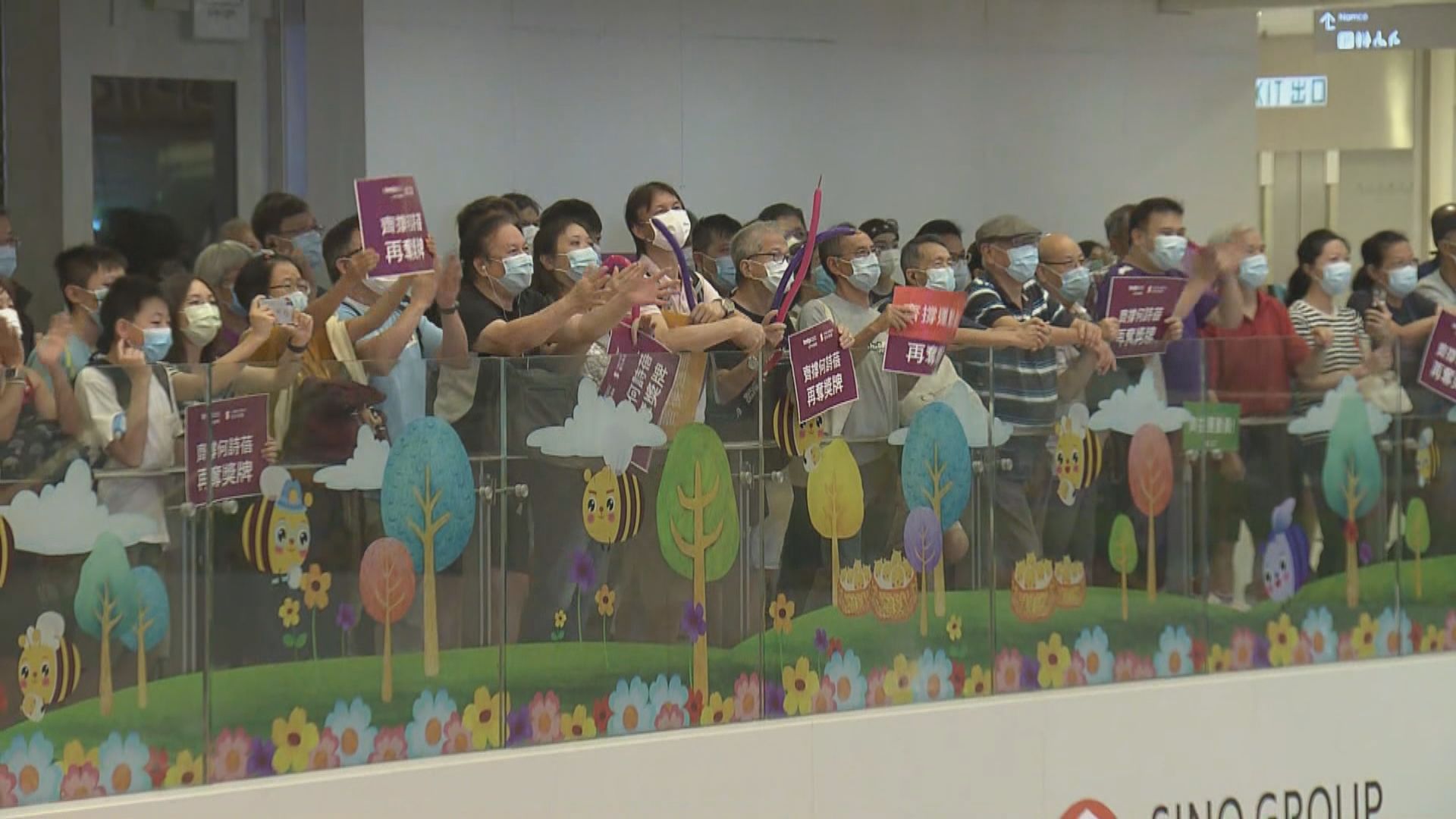 市民歡呼聲響徹商場賀何詩蓓再奪銀牌