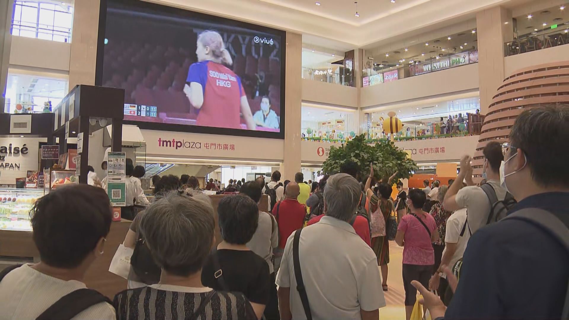 大批市民於商場觀看港隊乒乓球女團奪銅牌