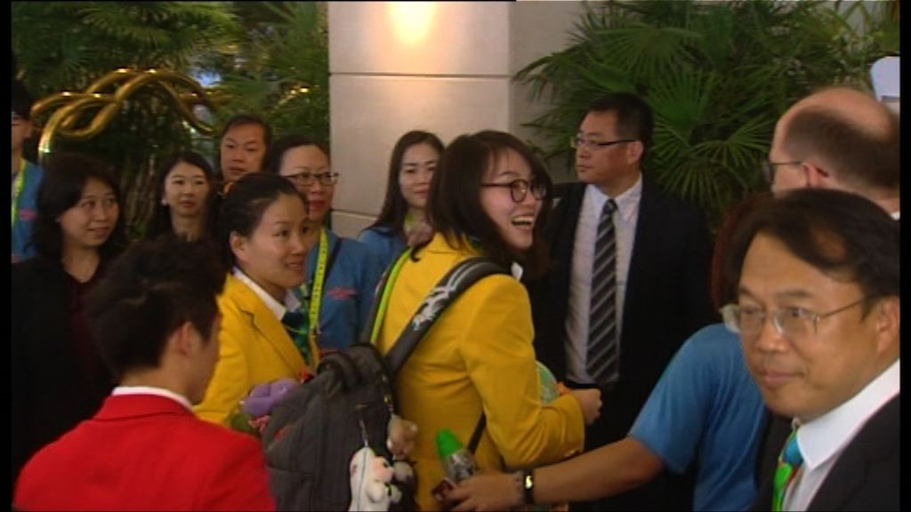 運動員抵達酒店市民表現雀躍