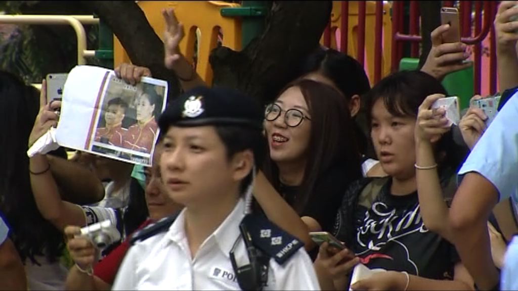 觀眾提早到伊館盼睹運動員風采