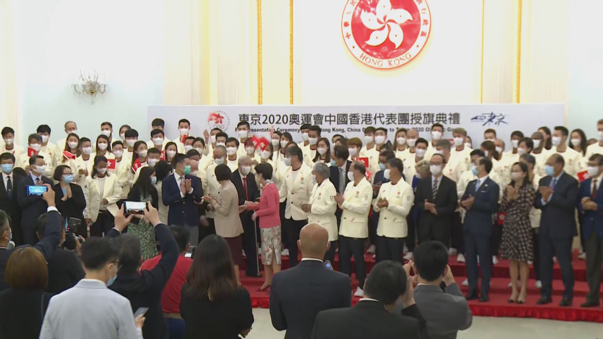 東奧港隊運動員周四巴士巡遊途經彌敦道廣東道