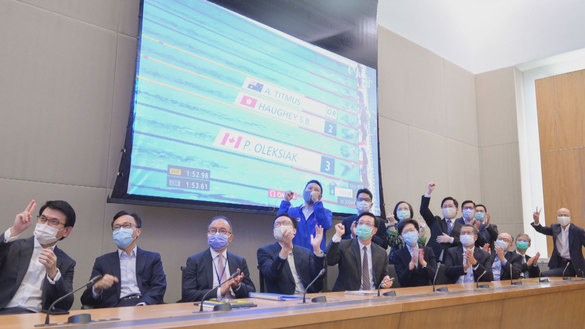 林鄭月娥、徐英偉祝賀何詩蓓奪銀