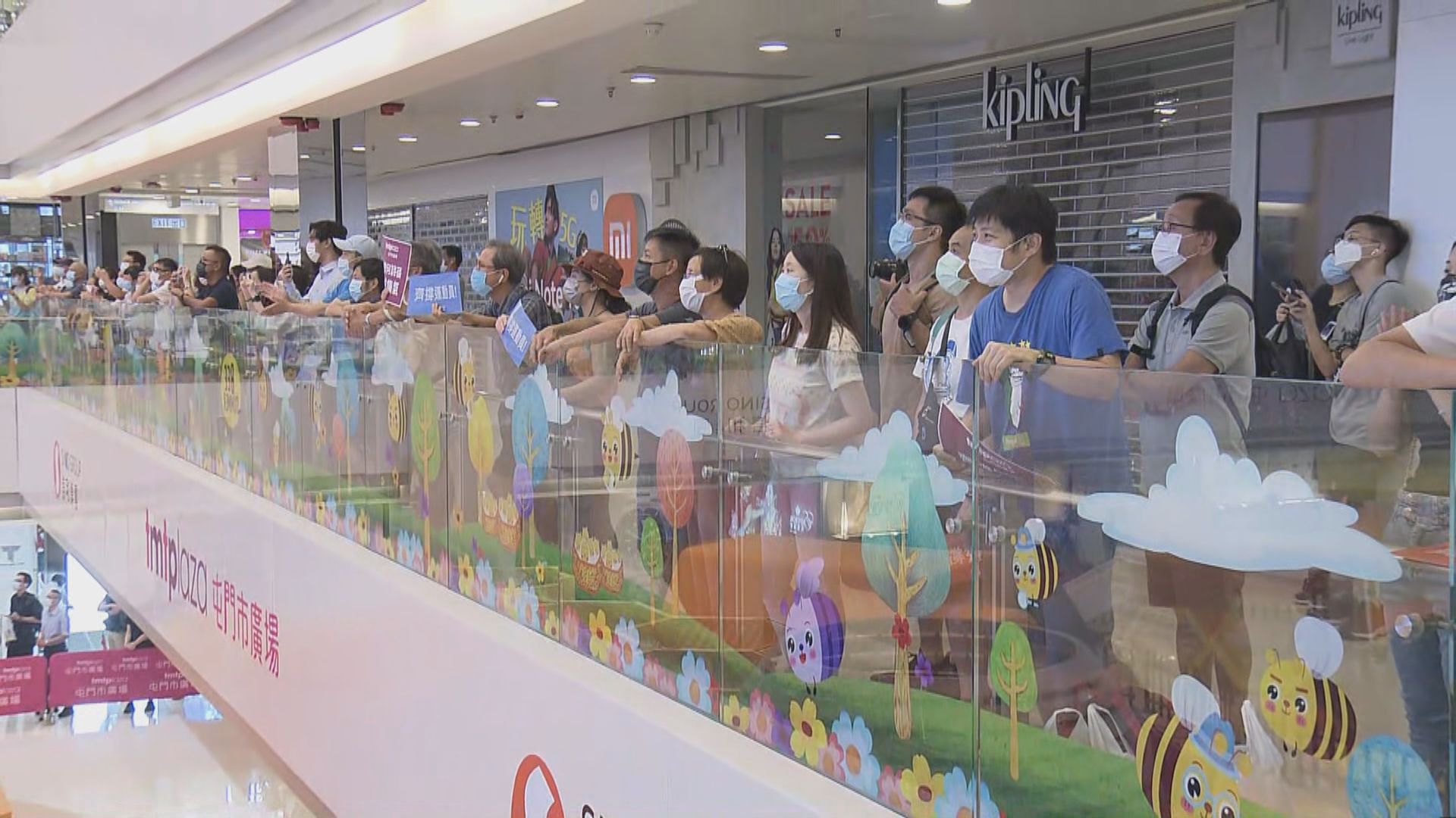 多區有市民觀看何詩蓓奪自由泳銀牌一刻