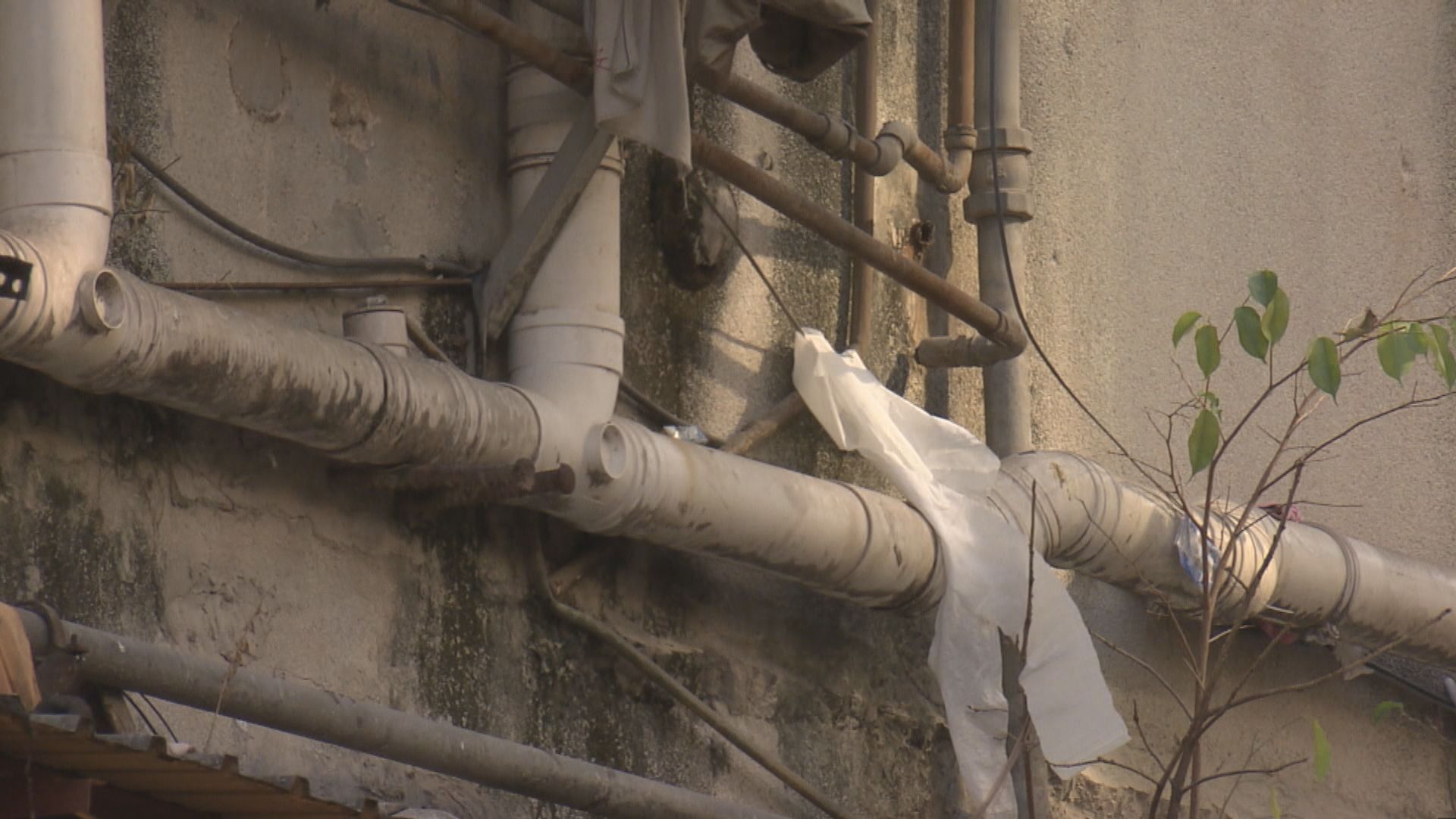 申訴專員公署：環保署及屋宇署調查駁錯渠有不足