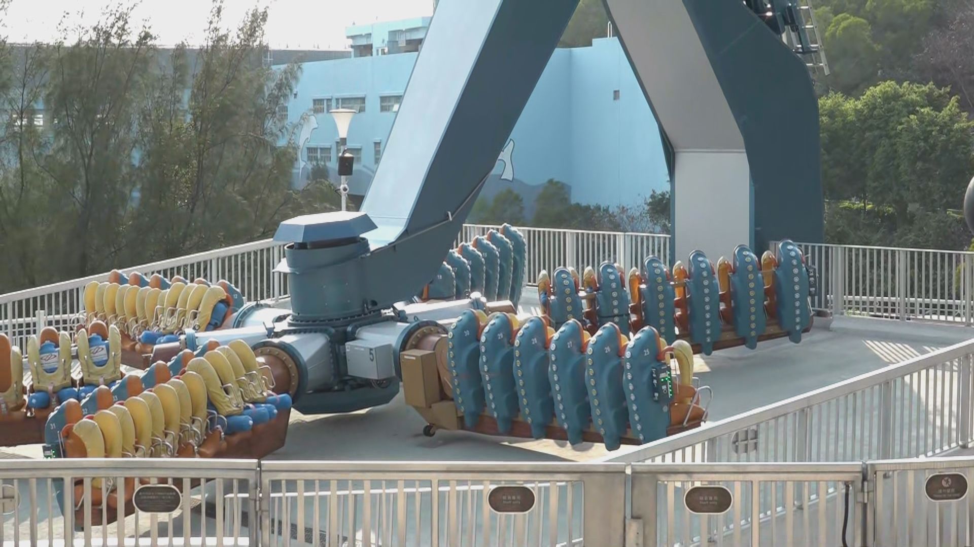 海洋公園狂野龍捲風故障　14人一度被困