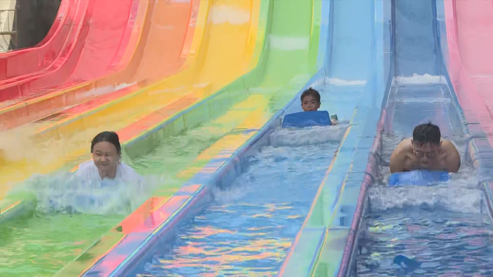 海洋公園水上樂園正式開幕　有人遊玩時仍佩戴口罩