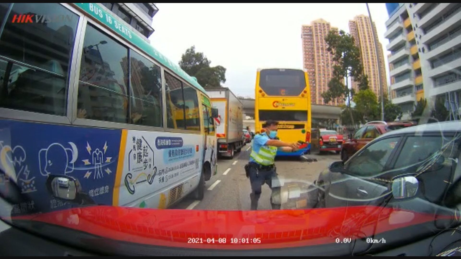 警追截可疑車輛開槍擊中司機右肩　七車先後被撞