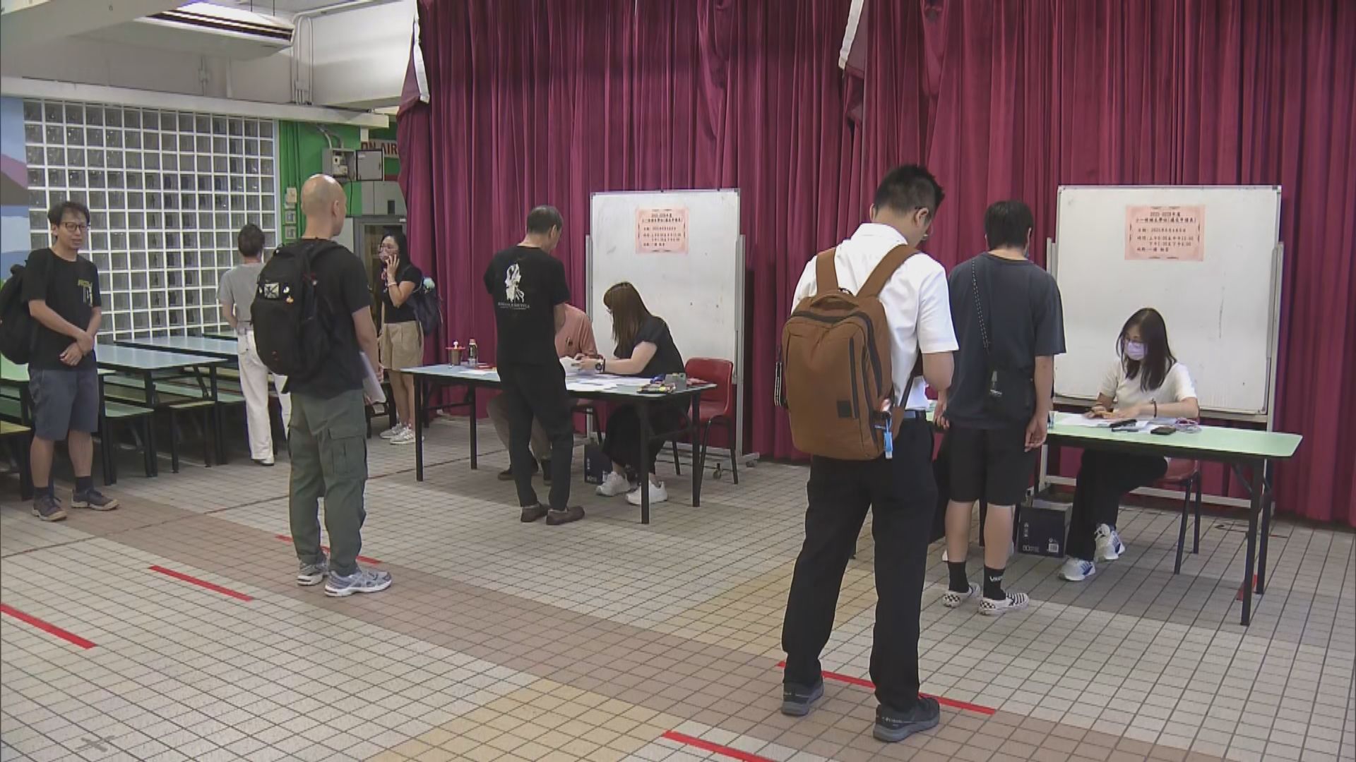 小一統一派位放榜　近八成獲派首三志願　有家長到心儀學校「叩門」