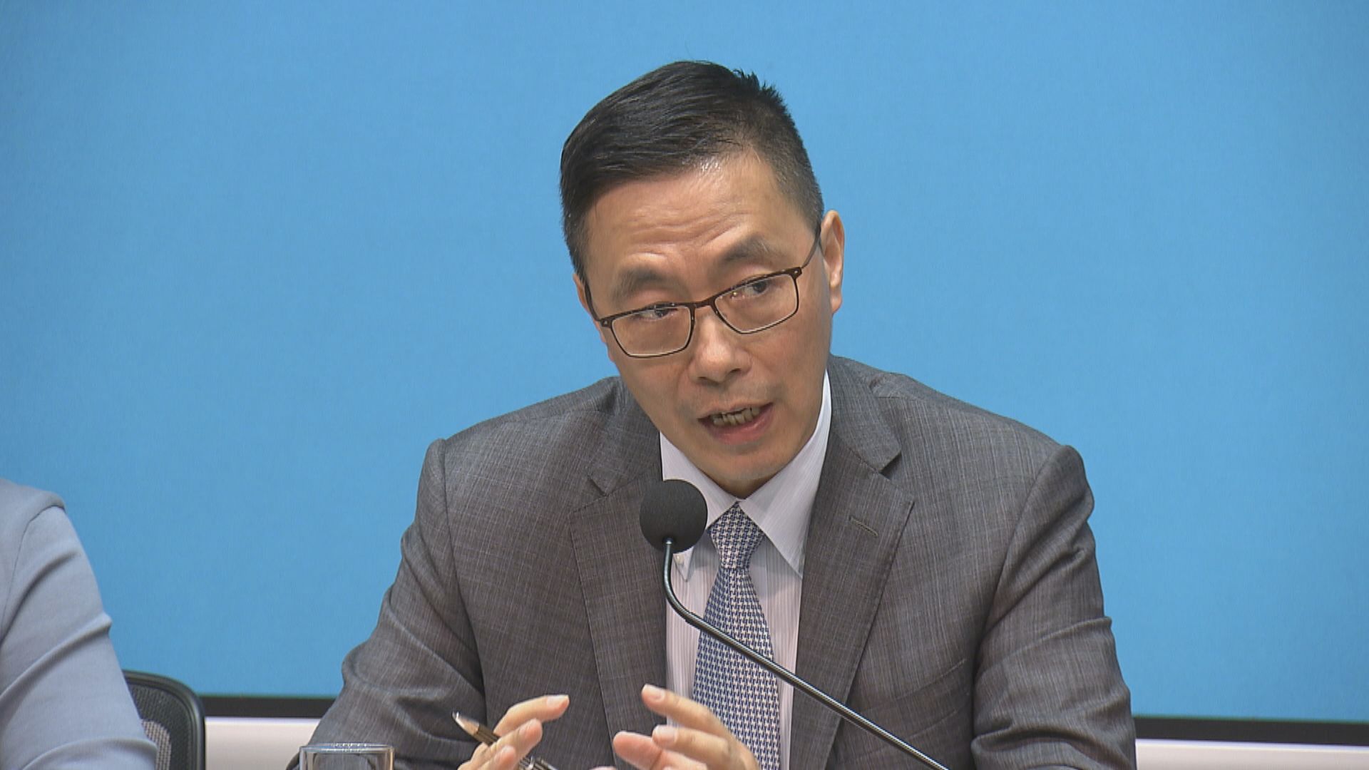 楊潤雄：容許合資格學校開設多一個常額教席