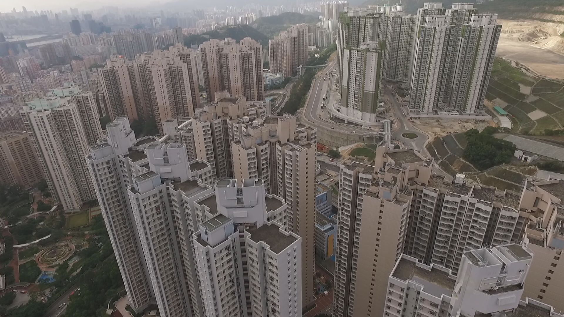 林鄭：未來十年公營房屋供應達標　有信心中長期找到所欠缺土地